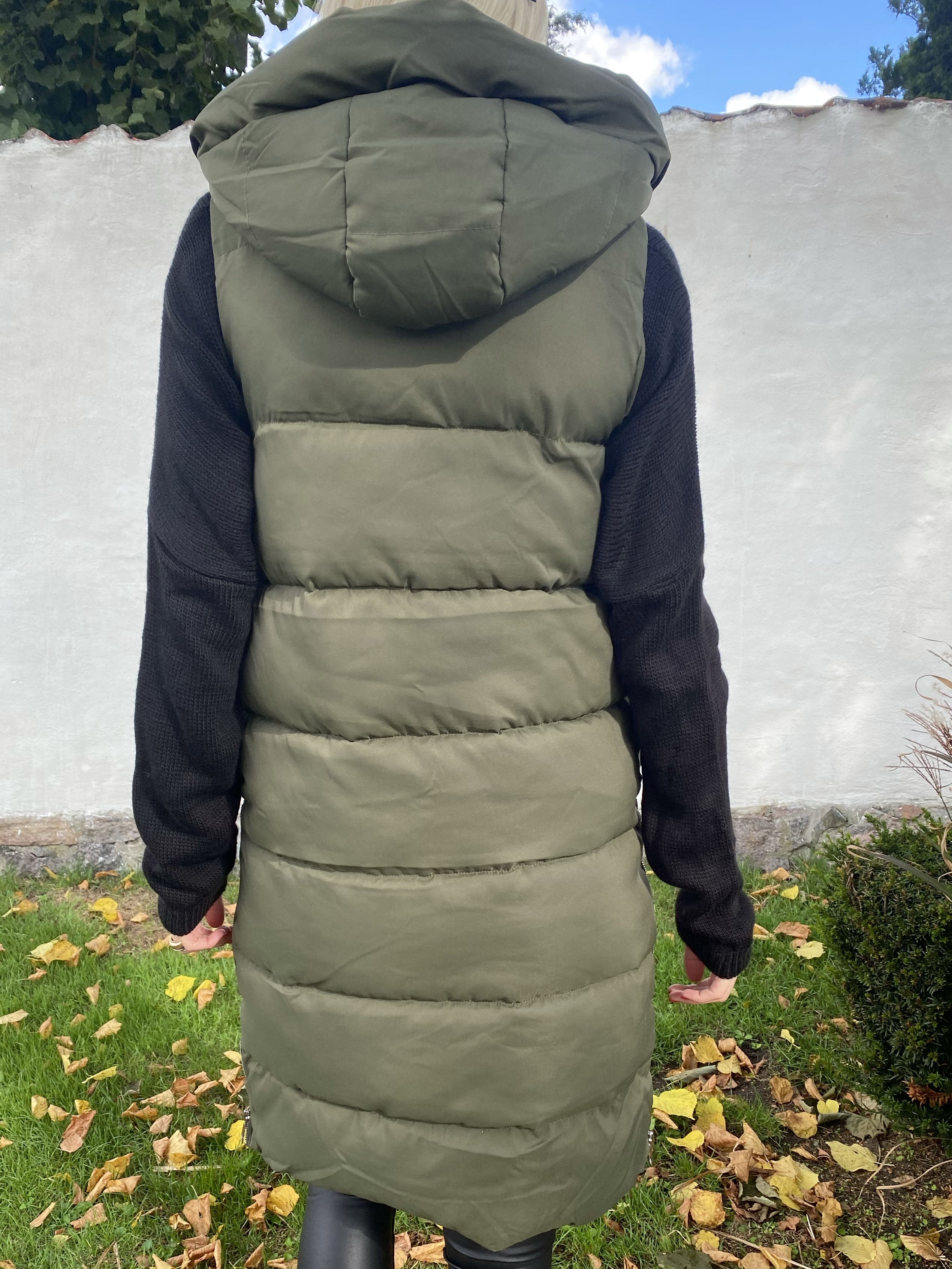 Xenia - Lång quiltad väst med huva